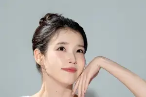 thumbnail - 아이유, 12년째 화사한 ‘이슬 미소’