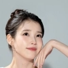 아이유, 12년째 화사한 ‘이슬 미소’
