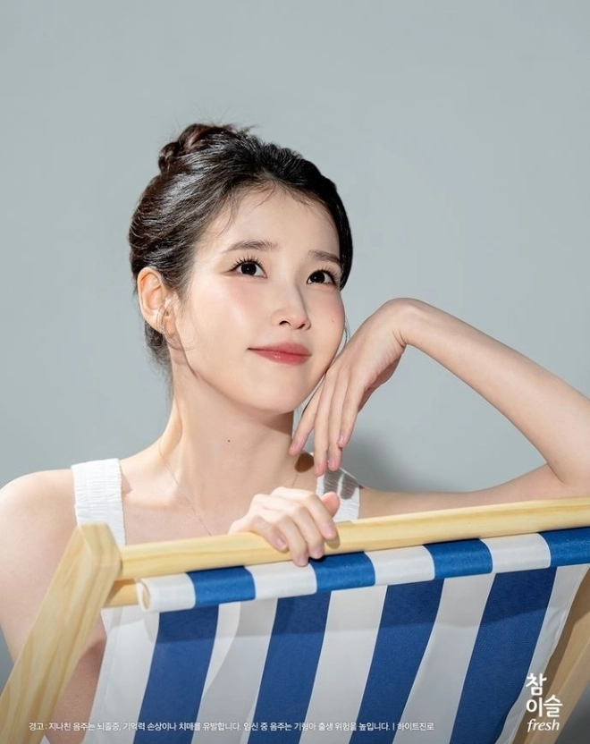 아이유, 12년째 화사한 ‘이슬 미소’