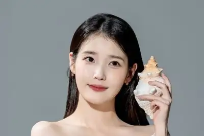 thumbnail - 아이유, 12년째 화사한 ‘이슬 미소’