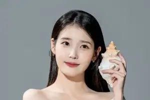 thumbnail - 아이유, 12년째 화사한 ‘이슬 미소’