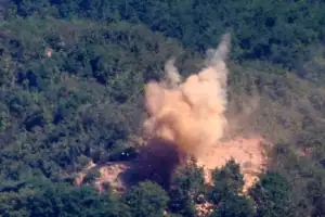 thumbnail - 북한 전술 도로 건설 발파 작업