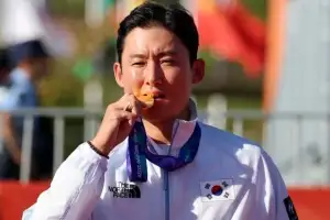 thumbnail - 금메달 깨무는 김종호