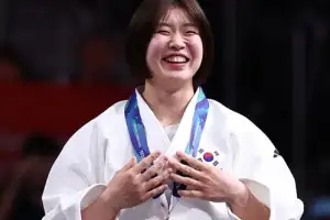 thumbnail - “할머니 영전에 金 갖고 갈게요”… 日서 애국가 약속 지킨 허미미