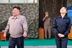 thumbnail - 미사일 발사 참관하는 北 김정은과 딸 주애