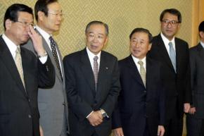 강신호(왼쪽에서 세번째) 회장 등 전경련회장단이 5일 월례회의에 앞서 자리를 함께 하고 있다. 김명국기자 daunso@