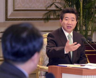 노무현 대통령이 5일 '강원언론인과의 대화'에서 민경찬씨 파문,경선자금 수사,재신임투표 등 현안에 대해 언급하고 있다. 청와대 사진기자단