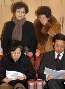 지난 87년 발생한 KAL기 폭파사건의 희생자 유가족들이 5일 서울 서초동 서울중앙지검 기자실에서 사건기록 공개를 촉구하는 기자회견을 하고 있다. 안주영기자 jya@