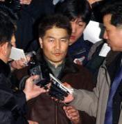 연행되는 민경찬씨