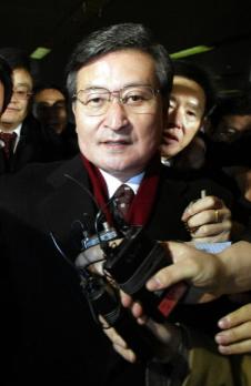 법정 가는 강삼재의원 한나라당 강삼재의원이 6일 낮 이른바 '안풍'관련 항소심 공판을 위해 서울지법 법정으로 들어서고 있다. 도준석 기자 pado@