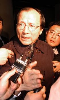 김기섭 전 안기부 차장 '안풍' 항소심 속행 공판이 끝난 뒤 김기섭 전 안기부 운영차장이 6일 기자들에 둘러싸인 채 법정을 빠져나가고 있다 . 도준석 기자 pado@