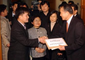 낙천리스트 전달   총선시민연대 관계자들이 6일 한나라당을 방문,이상득(오른쪽) 사무총장에게 ‘공천 부적격자 명단’을 전달하고 있다. 최해국기자seaworld@