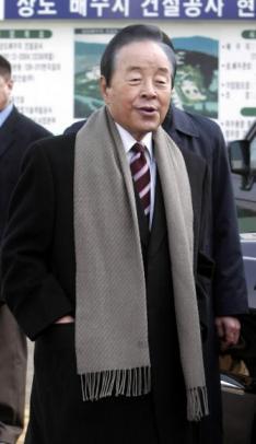 오기의 나들이  김영삼 전 대통령이 8일 도전 서울 상도동의 배드민턴 모임에 참석한 뒤 집으로 돌아가고 있다. 중앙일보 제공