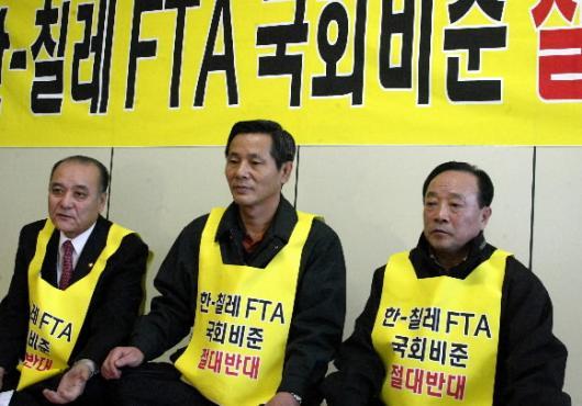 "F.T.A 비준반대" 단식농성  민주당 배기운(가운데) 의원이 지난 7일부터 한·칠레 자유무역협정(FTA) 비준 동의안의 국회 처리를 반대하며 여의도 당사에서 단식농성에 들어가자 8일 동료 의원들이 찾아와 동조 농성을 하고 있다.   오정식기자 oosing@