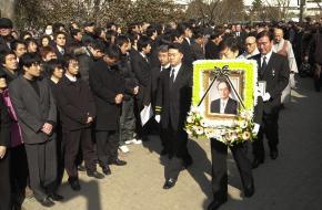 故 안상영 부산시장 영결식  8일 고 안상영 부산시장의 영결식이 끝난 뒤 유족들이 영정을 들고 장례식장에서 걸어나오고 있다.  국회 사진기자단