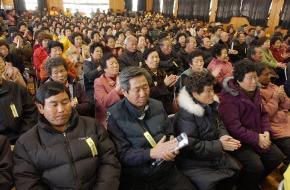8일 오후 전북 부안군 행안면 행안초등학교에서 열린 방사성 폐기장 유치 찬반 토론회에 참석한 부안 주민들이 오는 14일 실시되는 주민투표에 대한 의견을 경청하고 있다.폐기장 유치에 찬성하는 주민들은 참석하지 않았다.  부안 도준석기자 pado@