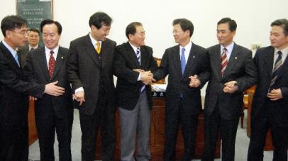 국회 정치개혁특위 위원들이 9일 오후 전체회의에서 정치개혁 관련법안의 의결을 마친 뒤 손을 맞잡고 있다. 왼쪽부터 유시민.이병석.오세훈.이재오.천정배.정장선.원희룡 의원 오정식기자 oosing@