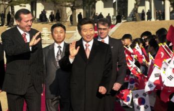 '한·터키 정상 만남'  노무현 대통령과 에르도안 터키 총리가 9일 공식환영식에서 양국 국기를 흔드는 어린이들을 향해 손을 흔들고 있다. 청와대 사진기자단