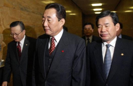 국회 본회의장에서 FTA표결방법을 놓고 정회가 선포돼자 고건국무총리와 김진표 부총리가 국회의장실로 향하고있다.  최해국기자 seaworld@