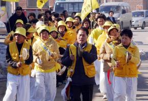 두개의 부안 핵폐기장 유치에 찬성하는 공무원과 주민들이 10일 전북 부안군 예술회관 광장에서 집회를 마친 뒤 행진하고 있다. 부안 도준석기자 pado@