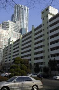 지난 9일 같은 시간대에 위·아랫집이 나란히 털린 서울 도곡동 H아파트. 강성남 기자