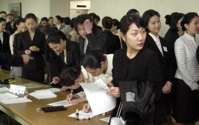 10일 서울 마포구 공덕동 산업인력관리공단에서 열린 카타르항공 승무원 선발시험에서 400여명의 지원자가 면접시험을 기다리고 있다. 강성남기자 snk@