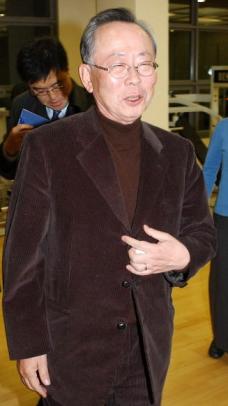 귀가하는 이헌재 부총리 10일 저녁 간편복 차림으로 외출했던 이헌재 신임 경제부총리가 서울 한남동 자택으로 막 귀가하고 있다. 김명국기자 daunso@