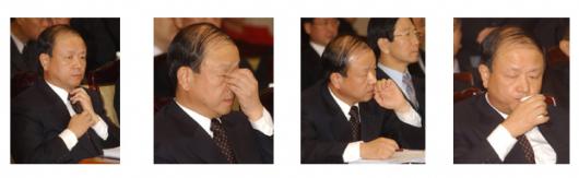 宋총장의 다양한 모습 송광수 검찰총장이 11일 서울 서초동 대검찰청에서 열린 '불법 대선자금 청문회'에서 넥타이를 고쳐매거나 의원들의 질문을 경청하고 눈을 어루만지는 등 다양한 표정을 짓고있다. 남상인기자 sanginn@