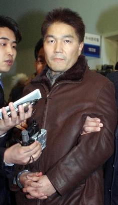 6일 밤 구속된 민경찬씨가 서대문 경찰서 유치장으로 이감하기위해 경찰청사를 나서고 있다.  이종원기자 jongwon@