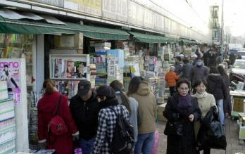 10일 청계천 중고책 도매시장에서 젊은 여성들이 외국잡지를 살펴보고 있다. 강성남 snk@