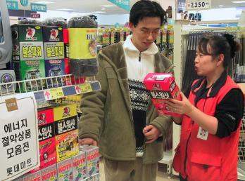 12일 롯데마트 서울 강변점을 찾은 한 남성이 판매원으로부터 에너지 절약상품에 관한 설명을 듣고 있다.