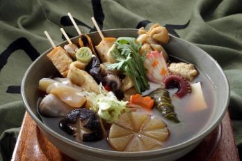 따끈한 우동이나 오뎅 국물이 생각나는 계절이다. 모듬우동