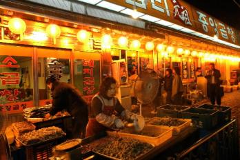 서울 성동구 왕심리 1동 곱창거리. 해가 지면 처마밑 장식등이 켜지고 곱창굽는 구수한 냄새가 거리를 뒤덮어 애주가라면 들르지 않고는 못배긴다. 남상인 기자sanginn@