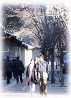 80년대 인기가수 이문세의 '광화문 연가'의 소재가 된 덕수궁 돌담길. 첫사랑 연인과 이 길을 걸으면 반드시 깨진다는 속설이 있지만 예나 지금이나 연인들은 이에 아랑곳하지 않고 젊은날의 아름다운 추억을 이곳에 새겨놓는다  김명국기자 daunso@