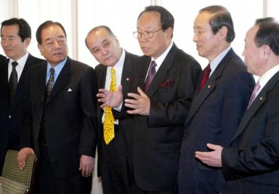 박관용(오른쪽 세번쨰)국회의장이 12일 국회 농림해양수산위 위원들과 한·칠레 FTA비준안 처리문제를 논의하고 있다. 남상인기자 sanginn@