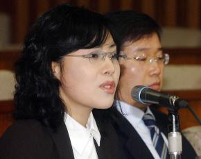 굿머니의 '입' 대부업체 '굿머니' 관계자 김진희씨가 12일 국회 법사위 청문회에서 답변하고 있다. 오정식기자 oosing@