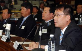 盧 엄호하는 이광재 이광재(오른쪽) 전 청와대 국정상황실장이 12일 국회 법사위 청문회에 증인으로 나와 의원들의 질의에 답변하고 있다. 오정식기자 oosing@