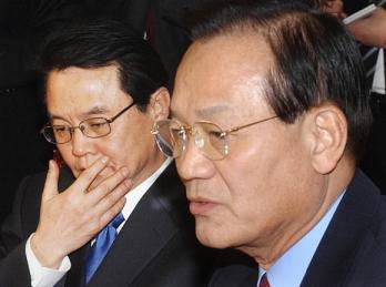 홍사덕 원내총무 사퇴 12일 총무직 사퇴 의사를 밝힌 한나라당 홍사덕(왼쪽) 원내총무가 이날 오전 열린 상임운영위 회의에서 심각한 표정을 하고 있다. 오른쪽은 최병렬 대표 서울신문포토라이브러리