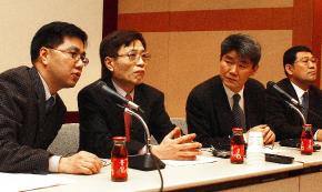 12일 서울 종로구 연건동 서울대병원 임상의학연구소에서 이병천(왼쪽) 서울대 교수 등 연구진들이 세계 최초로 인간사이에서 복제된 인간배아 줄기세포의 기술을 설명하고 있다. 손원천기자 angler@