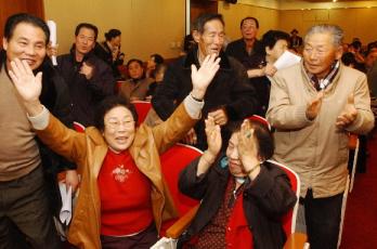 일제강점하 강제동원 피해 진상규명 등에 관한 특별법 제정 추진위원회 회원들이 13일 서울 서초구 변호사 회관에서 만세를 부르며 한일협정 문서 공개소송에서 승소한 것을 자축하고 있다. 손원천기자 angler@