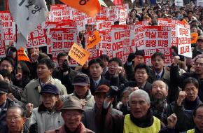 "파병반대" 이라크 파병 동의안이 국회에서 통과된 13일 여의도에서 시민사회단체 회원들이 모여 명분없는 침략 전쟁 파병을 반대하는 집회를 갖고 있다. 도준석기자 pado@