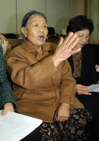 종군 위안부였던 황금주 할머니(왼쪽) 등 정신대문제 대책협의회 소속 회원들이 13일 서울중앙지법에 탤런트 이승연의 ‘종군위안부 누드화보집’의 사진·동영상 인터넷서비스 제공금지 가처분 신청서를 제출하면서 입장을 밝히고 있다.  손원천기자 angler@