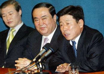 13일 유인태(오른쪽 부터) 청와대 전 정무수석과 문희상 전 비서실장, 정만호 전 의정비서관 등이 총선출마를 위해 사직한 뒤 춘추관에서 기자간담회를 갖고 있다.