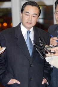 중국외교부 부부장 왕이 방한  13일 6자 회담을 논의 하기위해 인천국제공항을 통해 입국한 왕이 중국외교부 부부장이 입국장에서 기자들의 질문에 답변하고 있다. 이언탁기자 utl@