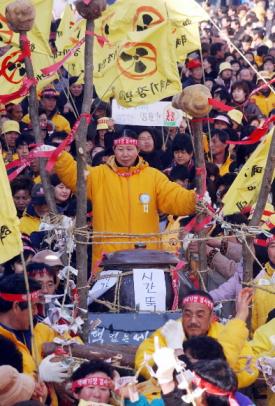 '反核' 이겼다  15일 전북 부안 수협 앞 광장에서 ‘핵폐기장 백지화 범부안군민 대책위원회’가 8개월 동안 진행된 원전센터 유치 반대투쟁의 자료와 기록,반핵물품 등을 담은 ‘타임캡슐’을 묻는 행사를 갖고 있다. 부안 도준석기자 pado@
