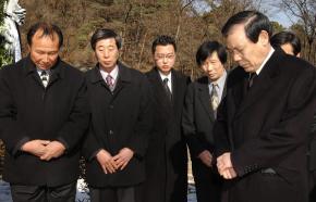 민주당 조순형(오른쪽) 대표가 15일 서울 수유리 애국지사 묘역에서 열린 선친 조병옥 박사 44주기 추도식에 참석,묵념하고 있다. 국회 사진기자단