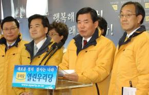 김진표 전 경제부총리가 15일 열린우리당 입당 기자회견을 하고 있다.왼쪽부터 정덕구 전 산자부장관,정동영 의장,김 전 부총리,이계안 전 현대캐피탈 회장. 최해국기자 seaworld@