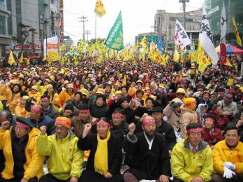 부안군민과 시민단체들이 부안수협 앞에서 반핵·평화·생명을 위한 범국민대회를 열고 있다  서울신문 포토라이브러리