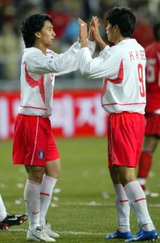 14일 울산에서 열린 오만과의 평가전에서 3골을 합작하는 등 한국축구대표팀의 승리를 이끌며 킬러경쟁을 펼치게 된 안정환(왼쪽)과 설기현이 손을 마주치며 승리의 기쁨을 나누고 있다. 울산 배우근기자 namastae@sportsseoul.com