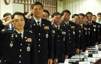 16일 서울 경찰청에서 열린 민생침해범죄 소탕 100일 작전회의에 참석한 전국 지방경찰청장 등 간부들이 국기에 대한 경례를 하고 있다. 손원천기자 angler@